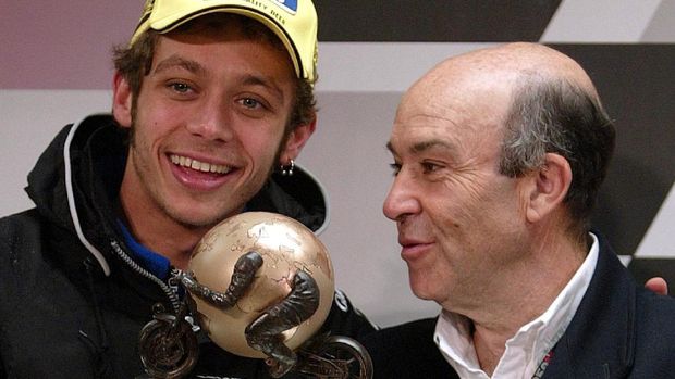 Carmelo Ezpeleta (kanan) berharap Valentino Rossi memperpanjang kontrak bersama Yamaha.