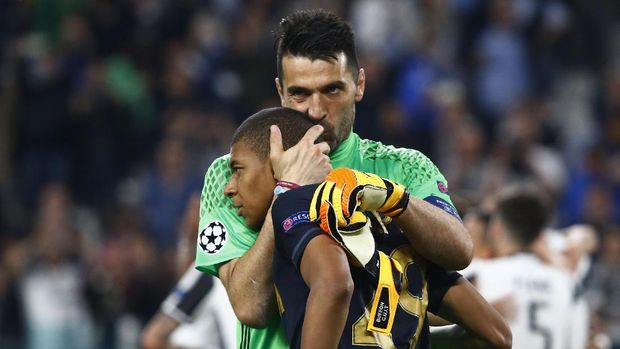 Kylian Mbappe coba dihibur kiper Juventus Gianluigi Buffon saat AS Monaco disingkirkan Si Nyonya Tua di semifinal Liga Champions. (