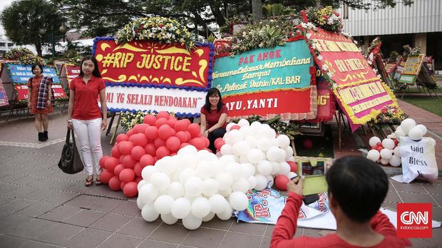 Warga yang datang ke Balai Kota mengenakan atribut merah dan putih.