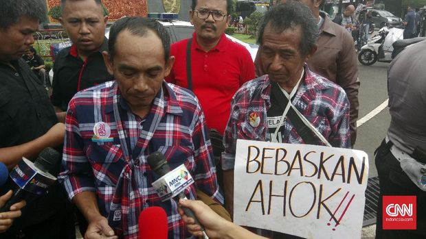 Pendukung Ahok dan Karangan Bunga Mulai Datang di Mako Brimob