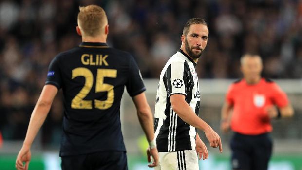 Injakan Glik ke Higuain Membangunkan Juventus