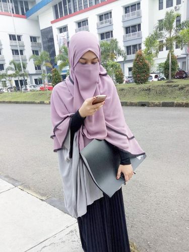 Foto Gaya Stylish Wardah Maulina Hijabers Bercadar 