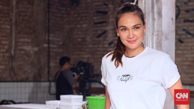 Luna Maya mengaku marah atas kondisi politik Indonesia saat ini.
