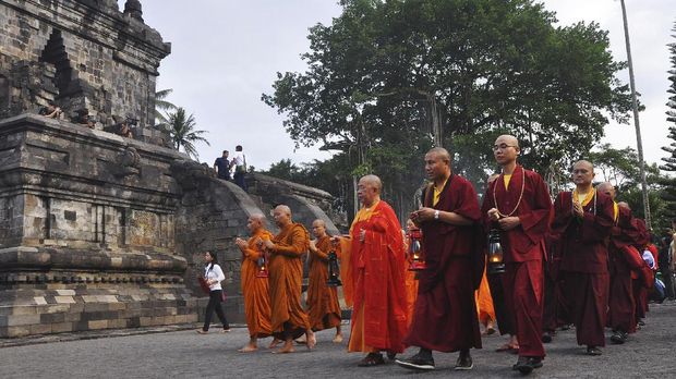 Merenungkan Ajaran Buddha dari Mendut ke Borobudur