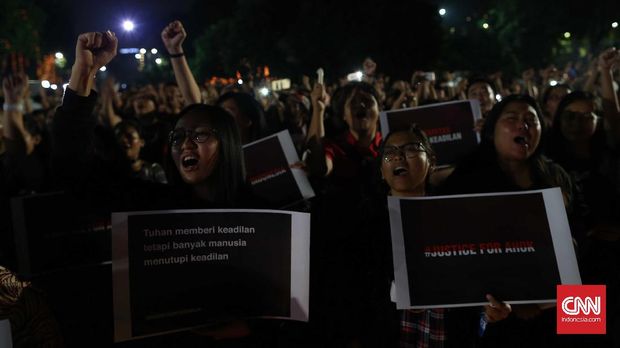 pendukung Basuki Tjahaja Purnama (Ahok) menyalakan lilin saat acara Malam Solidaritas atas Matinya Keadilan di Tugu Proklamasi, Jakarta,