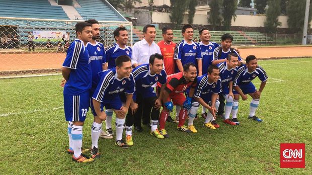 Menpora RI Imam Nahrawi (tengah) membuka ajang invitasi sepak bola antar forum wartawan di Stadion Sumantri Brodjonegoro, Kuningan. (