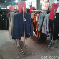 Topshop Diskon Hingga 50%, Rok Mulai dari Rp 200 Ribu