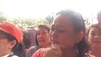 Suasana haru membuat pendukung Ahok menangis saat menyanyikan lagu. (CNN Indonesia/Puput Tripeni Juniman)