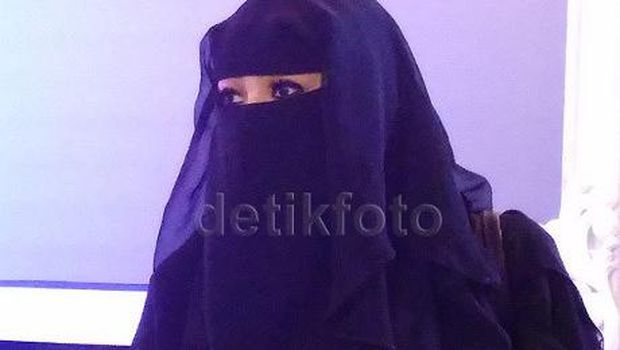 4 Hijabers Bercadar yang Terkenal, Pilot Hingga Gitaris 