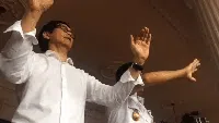 Addie MS bersama Djarot Syaiful Hidayat memimpin acara bernyanyi di Balai Kota Jakarta Rabu (10/5) pagi.