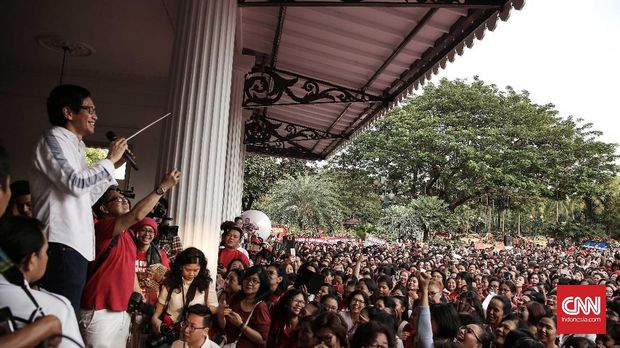 Suasana masyarakat yang ikut bernyanyi di Balai Kota Jakarta.