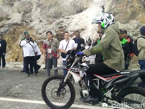 Viral Jaket Jokowi saat Naik  Motor  Trail di Papua