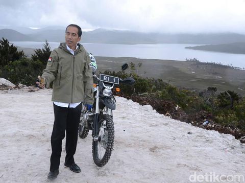 Viral, Jaket Jokowi saat Naik Motor Trail di Papua