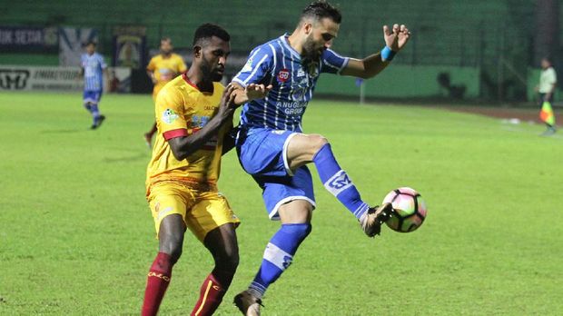 Yanto Basna (kiri) melakukan blunder yang berujung gol pertama Persipura.