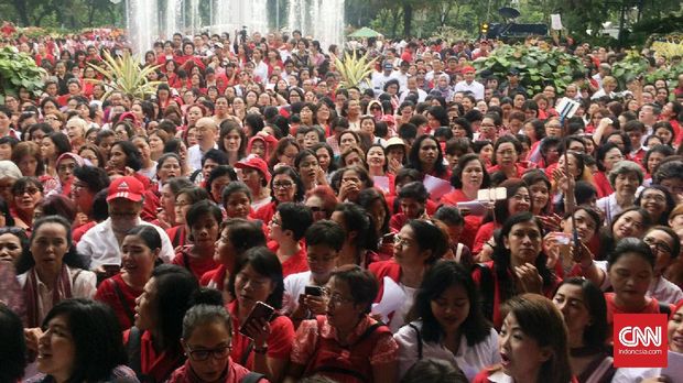 Warga pendukung Ahok memadati Balai Kota sedari pagi.