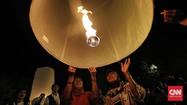 Ribuan Orang Nikmati Pelepasan Lampion Waisak Candi Borobudur