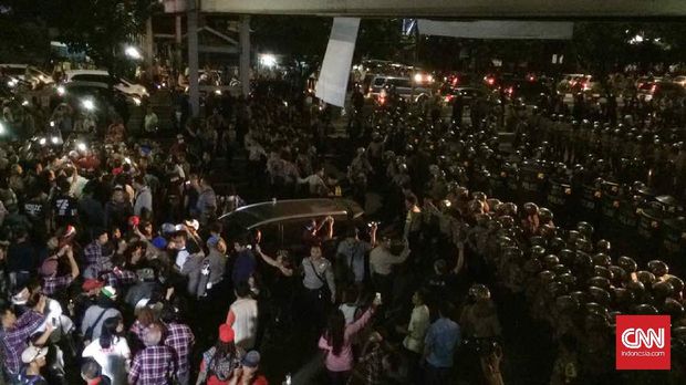 Bentrokan terjadi antara massa pendukung Ahok dengan aparat kepolisian di depan Pengadilan Tinggi Jakarta, Jumat (12/5).