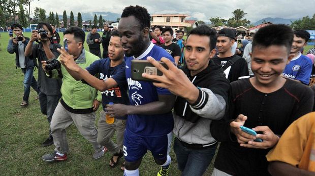 Michael Essien masih memiliki kontrak dengan Persib Bandung hingga 2018.