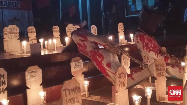 Persatuan Nasional Aktivis 1998 menyalakan lilin di Taman Ismail Marzuki sebagai bentuk perlawanan atas kegelapan Orde Baru yang belum terang hingga kini.