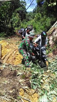 TNI di Aceh Bantu Bersihkan Jalan Lintas yang Putus Akibat Longsor