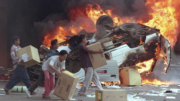 Penjarahan toko milik etnis Tionghoa terjadi di tengah kerusuhan Mei 1998.