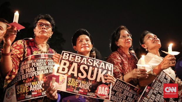 Sejumlah pendukung Basuki Tjahaja Purnama atau Ahok menyalakan lilin saat melakukan aksi di depan Tugu Proklamasi, Jakarta (13/5).