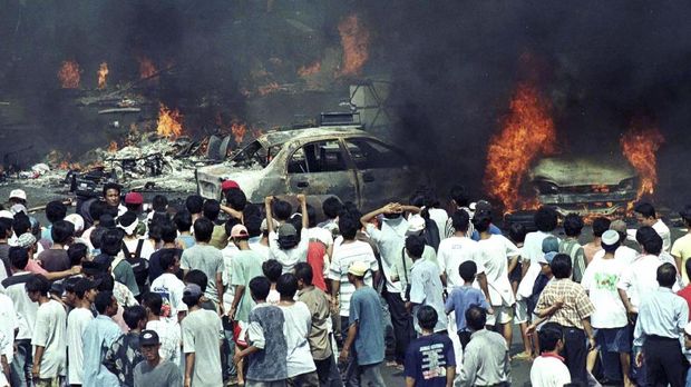 Kerusuhan terjadi di Jakarta pada Mei 1998.