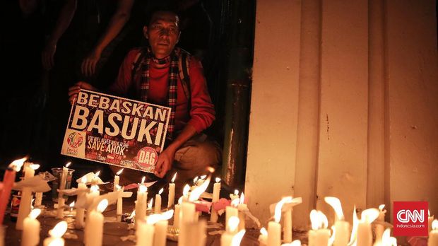 Sejumlah pendukung Basuki Tjahaja Purnama atau Ahok menyalakan lilin saat melakukan aksi di depan Tugu Proklamasi, Jakarta (13/5). Aksi tersebut menuntut Ahok dibebaskan dan bubarkan ormas-ormas yang radikal.