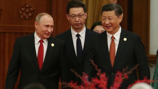 Vladimir Putin (kiri) pun disebut tidak bisa menandingi capaian Xi Jinping (kanan).