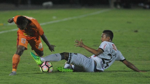 Nama Terens Owang Puhiri (kiri) mendadak tenar berkat aksi 'solo run' mencetak gol ke gawang Mitra Kukar. (