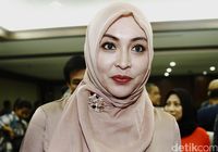 Angelina Sondakh semakin religius dan dipuji Pipik.