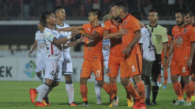 Sejumlah kekerasan antar pemain di klub-klub Liga 1 dan 2 masih kerap terjadi. (