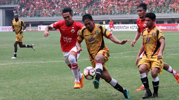 Ryuji Utomo pergi dari Persija ke klub Thailand PTT Rayong karena ingin membantu pengobatan ayahnya yang sakit keras. (