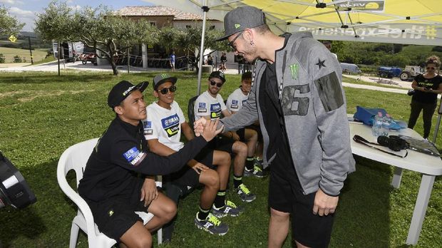 Anggi Setiawan bersalaman dengan Valentino Rossi.