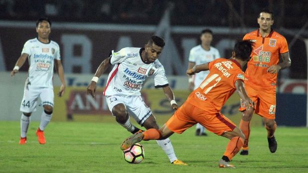 Yabes Roni Malaifani (kedua dari kiri) hanya bermain 14 kali untuk Bali United pada musim kompetisi 2017.