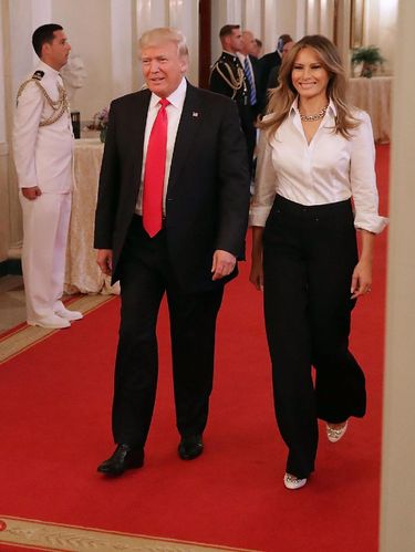 Jarang Terlihat, Saat Melania Trump Stylish Pakai Kemeja dan Celana Panjang