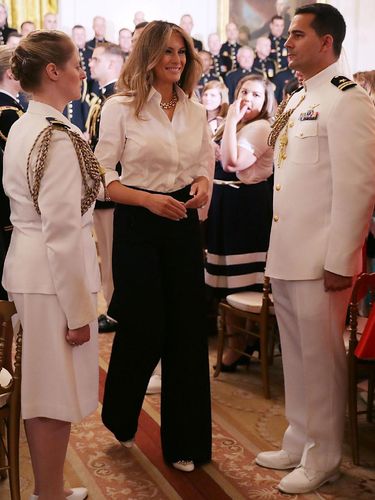 Jarang Terlihat, Saat Melania Trump Stylish Pakai Kemeja dan Celana Panjang