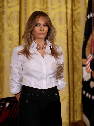 Jarang Terlihat, Saat Melania Trump Stylish Pakai Kemeja dan Celana Panjang