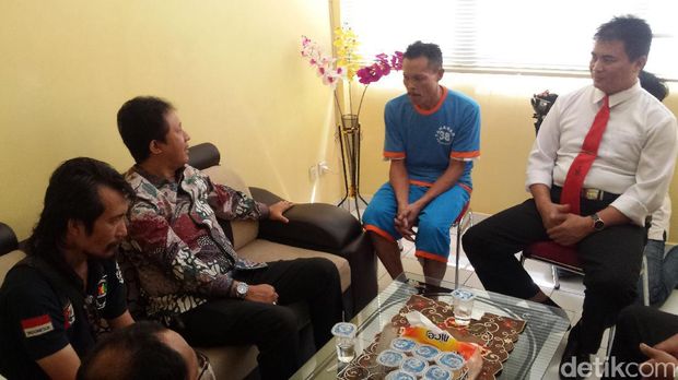 Anggota Komisi IV DPR Joko Purwanto menjenguk Didin.