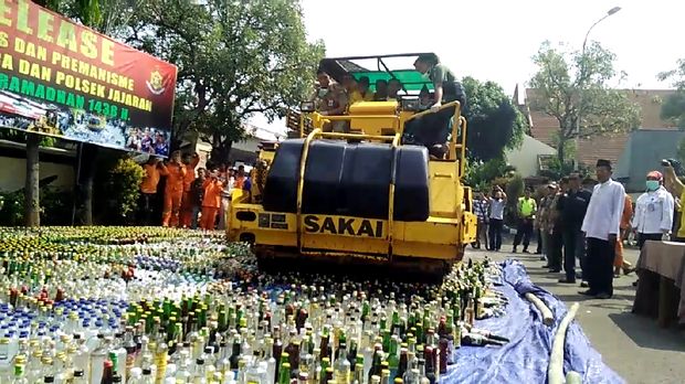 Sedikitnya 16.421 botol miras dimusnahkan.
