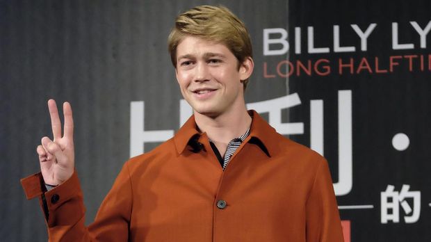 Joe Alwyn diketahui setahun lebih muda dari Taylor Swift.