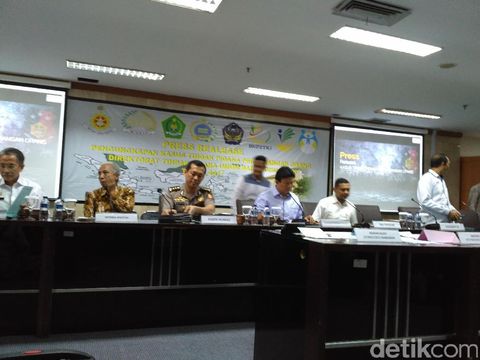 Kabareskrim Polri Komjen Ari Dono Sukmanto bersama jajarannya menyampaikan keterangan pengungkapan kasus TPPO, Rabu (17/5/2017)