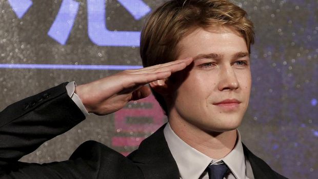 Joe Alwyn membuktikan diri sebagai calon bintang besar Hollywood.