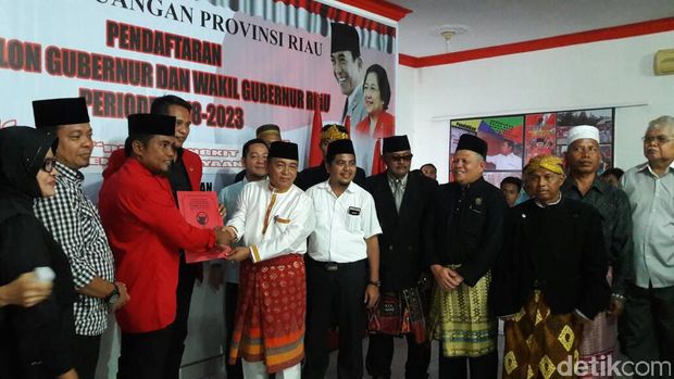 Bupati Pelalawan yang juga tokoh Golkar Riau, M Harris mendaftarkan diri sebagai bakal cagub Riau, Rabu (17/5/2017)