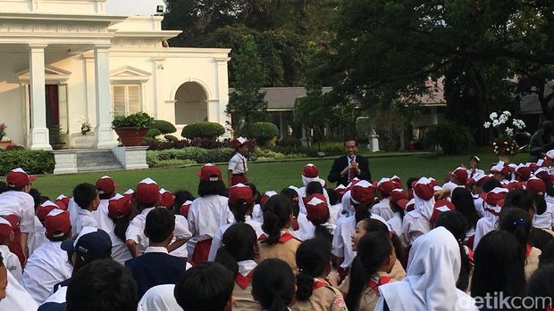 Jokowi Mendongeng untuk Siswa Sekolah di Istana Kepresidenan