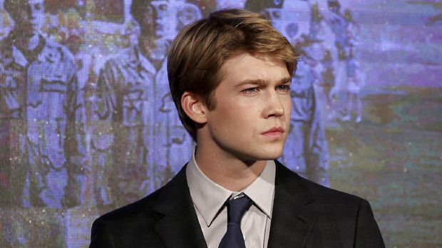 Sebelum terjun ke dunia akting, Joe Alwyn menuntaskan studi di berbagai universitas.