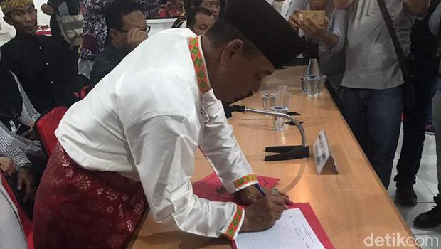  Bupati Pelalawan yang juga tokoh Golkar Riau, M Harris mendaftarkan diri sebagai bakal cagub Riau, Rabu (17/5/2017)