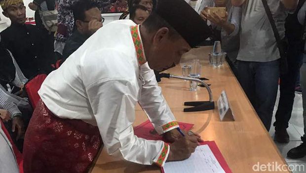 Bupati Pelalawan yang juga tokoh Golkar Riau, M Harris mendaftarkan diri sebagai bakal cagub Riau, Rabu (17/5/2017)