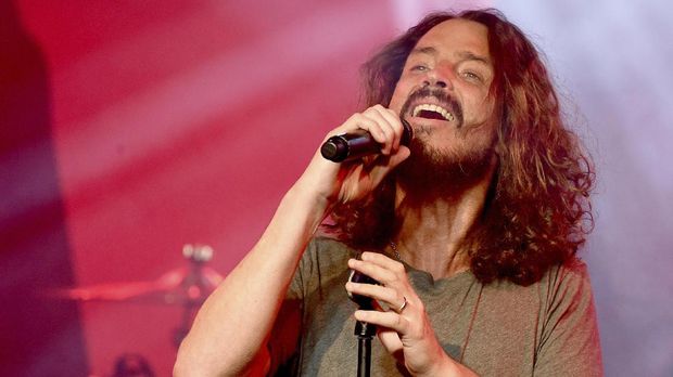 Chris Cornell yang juga meninggal bunuh diri seperti Chester Bennington, dimakamkan di Hollywood Forever Cemetery.