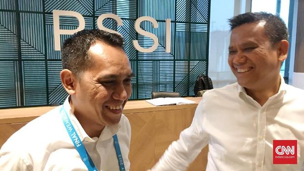 COO PT Liga Indonesia Baru, Tigorshalom Boboy (kiri), memprediksi klub Liga 1 baru akan memperoleh lisensi AFC pada November 2017.